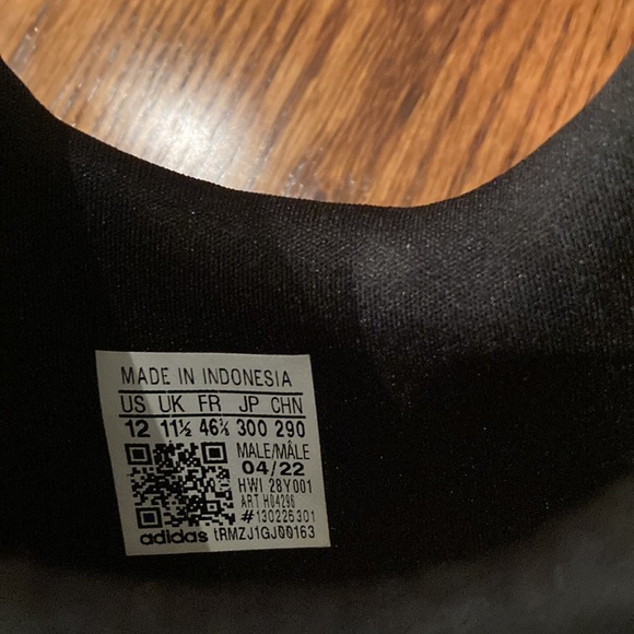 Men’s Adidas slip on sneakers - Picture 6 of 9